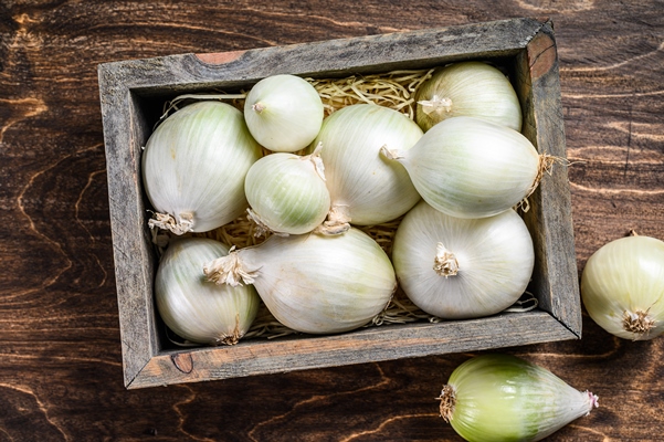 raw fresh white onion in wooden - Гороховый суп (школьное питание)