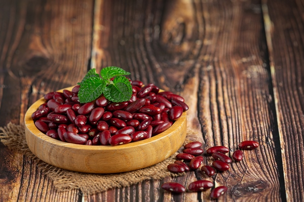 red kidney beans in a small wooden plate - Борщ с фасолью (школьное питание)