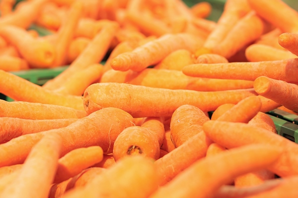 sale of washed carrots in plastic boxes sale of carrots selective focus vegetables in a supermarket - Овощное рагу (школьное питание)