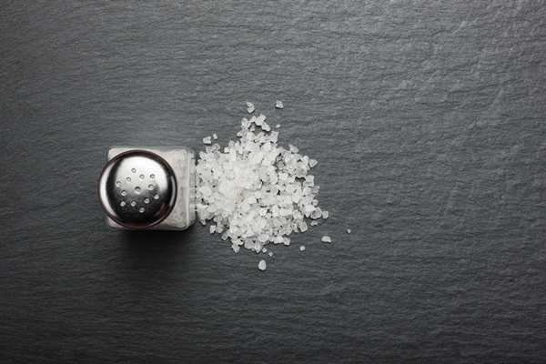 salt shaker with white salt on black stone - Гороховый суп (школьное питание)