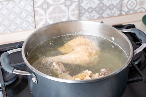 saucepan with bouillon on the stove bone broth chicken bouillon 1 - Суп картофельный с макаронами (школьное питание)