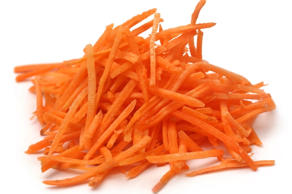 sliced carrot in white background - Суп картофельный с ламинарией и яйцом (школьное питание)