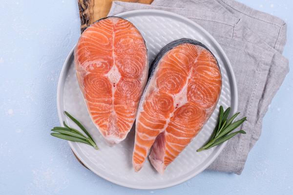 slices of fresh salmon slices - Стейк из лосося
