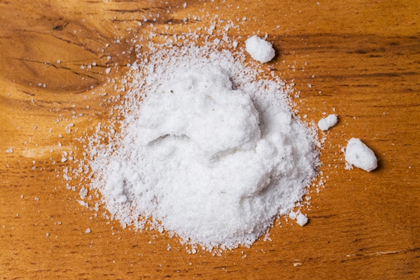 spices heap of salt on the table 1 - Отварная фасоль (школьное питание)