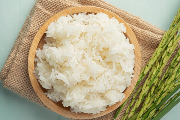 sticky rice with rice plant place on brown fabric 1 - Суп молочный с рисом (школьное питание)