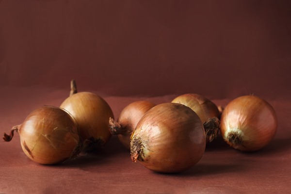 still life with onion on a brown background - Овощное рагу с баклажанами (школьное питание)