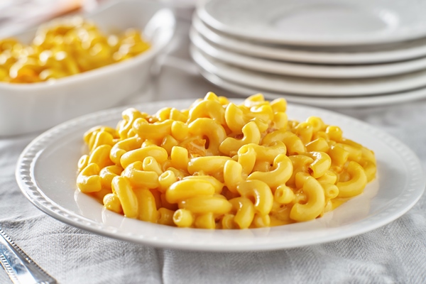 tasty mac and cheese on plate - Макароны отварные (школьное питание)