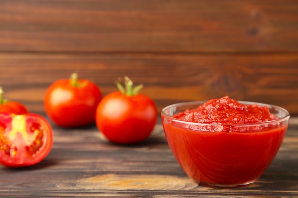 tomato ketchup sauce in a bowl with tomatoes - Щи из свежей капусты со сметаной (школьное питание)