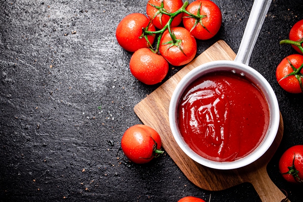 tomato sauce with sauce roll on a wooden cutting board - Плов из морского гребешка