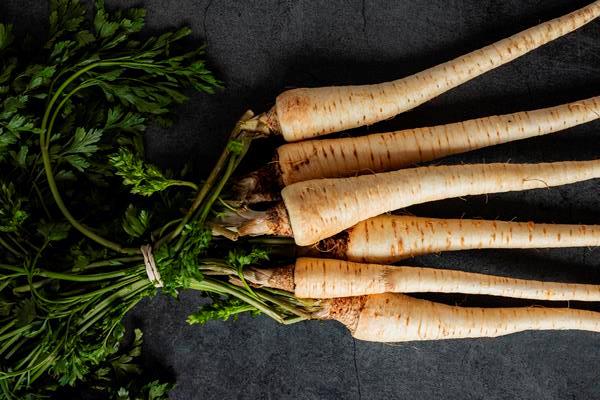 top view arrangement of parsley roots - Суп овощной с фрикадельками (школьное питание)