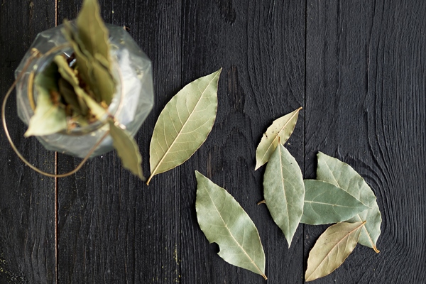 top view dry leaves on wooden background 2 - Борщ с капустой и картофелем со сметаной (школьное питание)