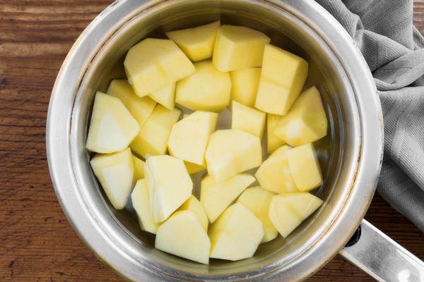 top view peeled potatoes in water - Картофель отварной в молоке (школьное питание)