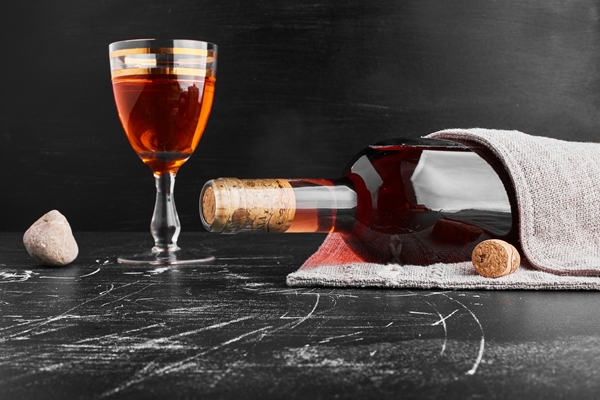 a bottle and glass of rose wine - Святочный имбирный пирог