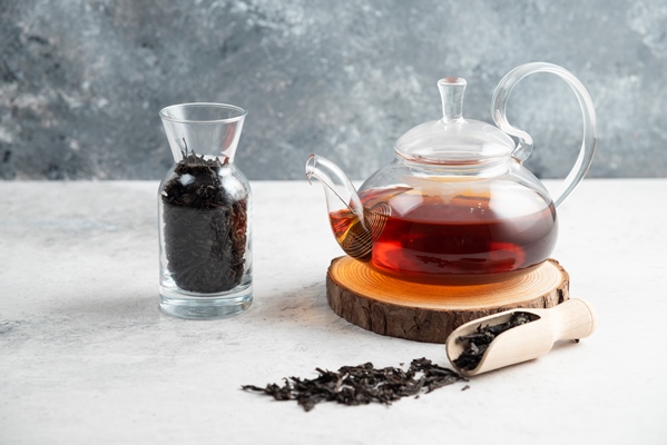 a glass teapot with dried loose teas and a wooden spoon - Чай с молоком и сиропом на стевии (школьное диетическое питание)