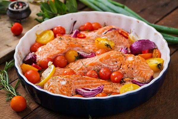 baked salmon fillet with tomatoes red onions and spices diet menu - Рыба в томате с овощами (школьное питание)