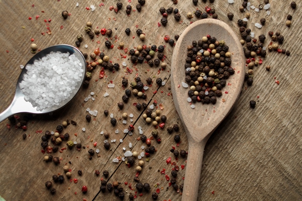 black and white pepper peas sea salt cloves spices in a spoon on a wooden background 1 - Суп-пюре из редиса и лука-порея