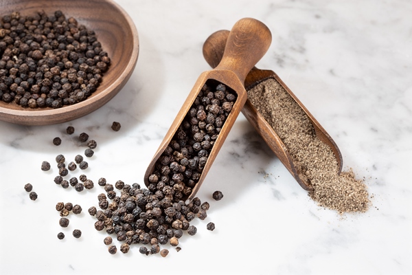 black pepper seeds and ground peppercorn on marble background spices for cooking piper nigrum - Камбала в панировке с сыром