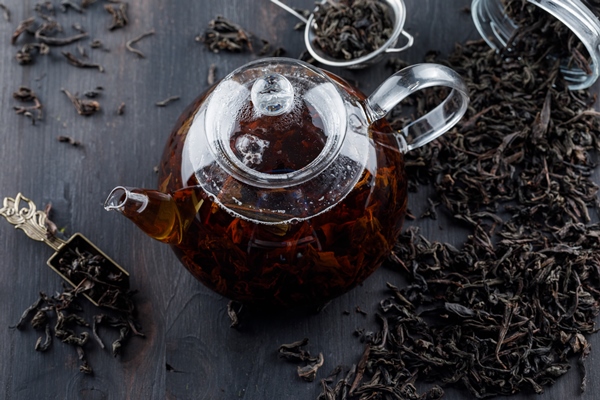 black tea with dry tea in a teapot on wooden surface 1 - Чай с грушей и апельсином (диетическое школьное питание)