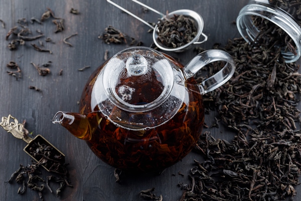 black tea with dry tea in a teapot on wooden surface - Чай с малиной и сахаром (школьное питание)