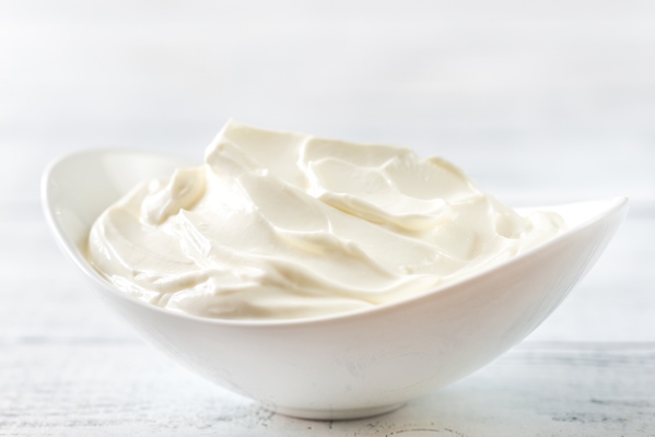 bowl of greek yogurt 5 - Фасоль с шампиньонами в сметане