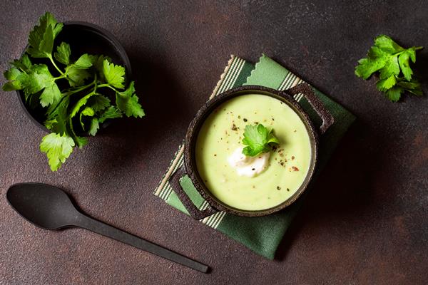 broccoli creme soup winter food with parsley - Пюре из лука-порея