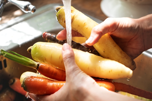 chef cleaning carrots and turnips in the sink 1 - Бефстроганов из отварной говядины (школьное питание)