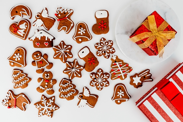 christmas gingerbread cookies and presents - Святочные кулинарные традиции: архангельские пряники "Козули"