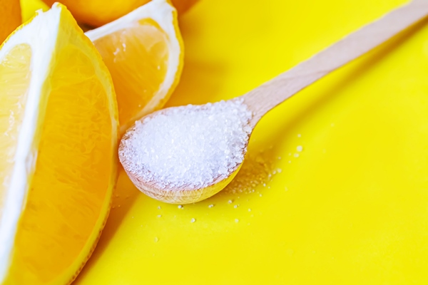 citric acid on a yellow background selective focus 1 - Клубнично-молочное желе