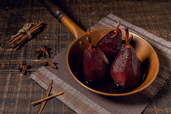close up caramelized pears with chocolate sauce - Груши в вине