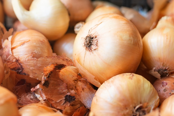 close up golden onions in a basket - Суп-пюре из квашеной капусты