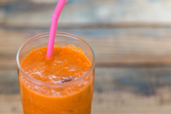 close up of carrot juice - Напиток "Морковный пирог"