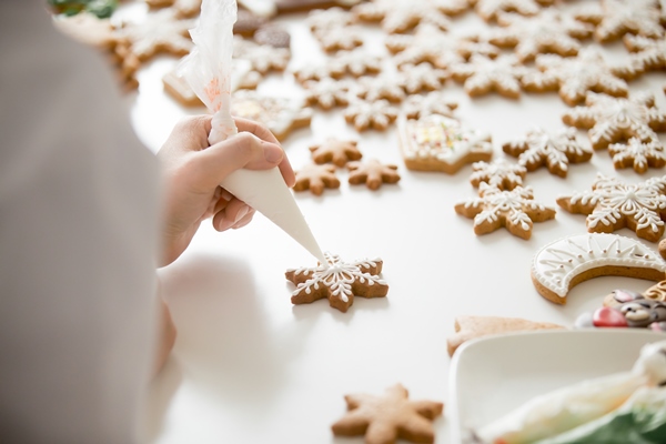close up of female confectioner hands icing gingerbread stars - Святочные кулинарные традиции: архангельские пряники "Козули"
