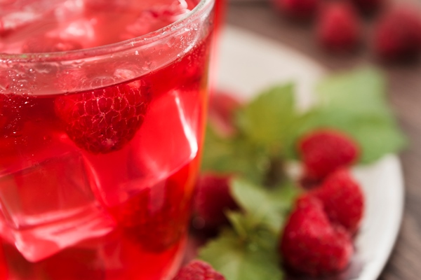 close up of raspberry cocktails with mint 1 - Компот из малины (школьное питание)