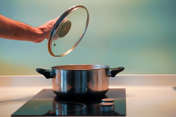 cooking soup in a pan on an induction stove - Постный простой суп