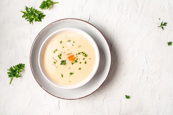 creamy vegetarian soup in a bowl - Суп-пюре из чеснока