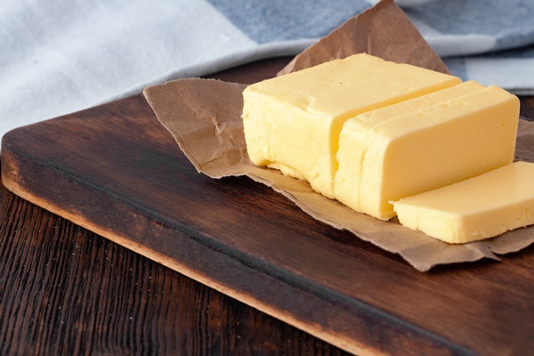 cut butter on plate with blue towel on kitchen table 1 - Сметанный соус натуральный (школьное питание)
