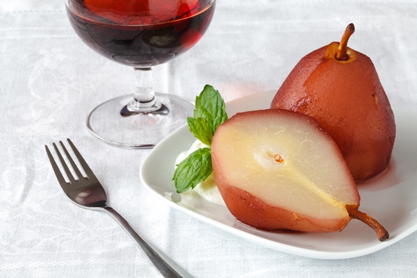 dessert with pear stewed in wine sauce - Груши в вине