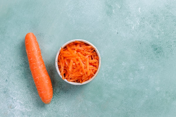 different cuts of carrot in bowls - Бефстроганов из отварной говядины (школьное питание)