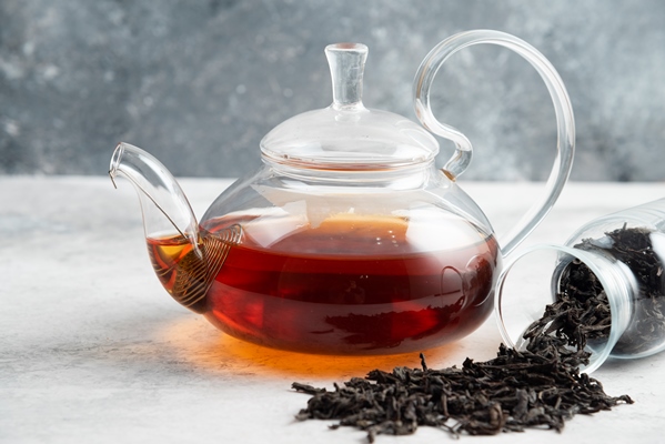 dry tea leaves with teapot on marble - Чай с лимоном и мёдом (школьное питание)