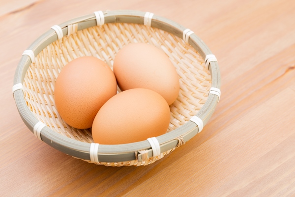 egg in basket with wooden background - Рыба с овощами в сметане
