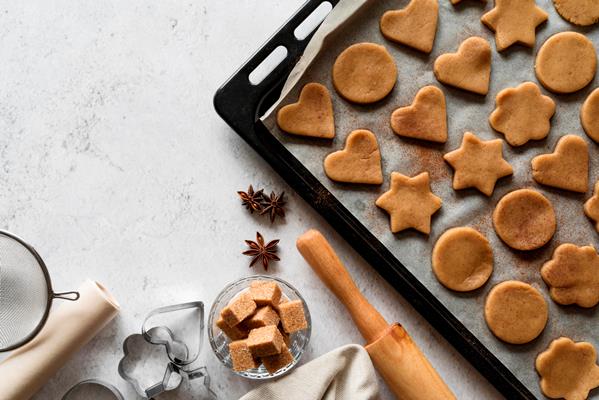 flat lay bakery ingredients with cookie tray - Святочные кулинарные традиции: архангельские пряники "Козули"