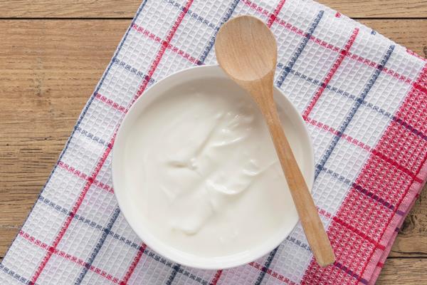 flat lay yogurt in bowl composition 1 - Горбуша, запечённая в сметанном соусе (школьное питание)