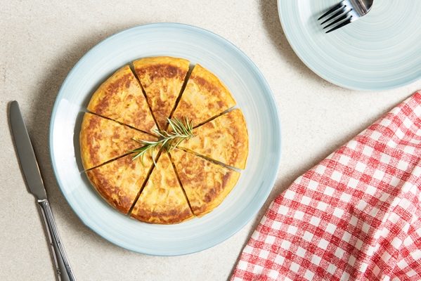 flat view of delicious spanish tortilla dish rotated - Омлет с сыром (школьное питание)