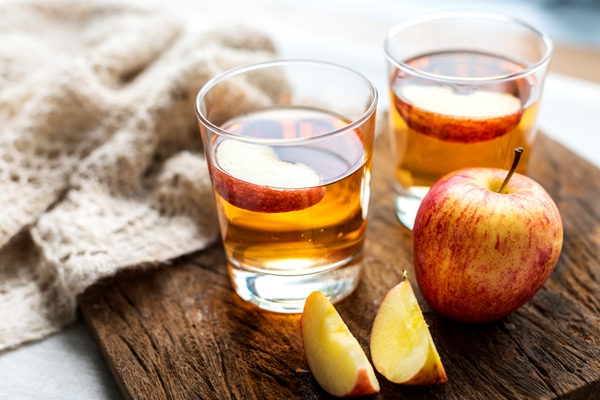 fresh apple juice close up shot - Компот из свежих яблок (школьное питание)