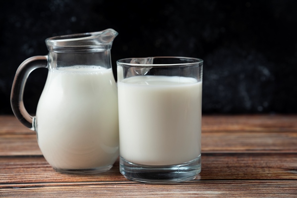 fresh milk in a mug and jug on wooden table 3 - Какао с молоком (школьное питание)