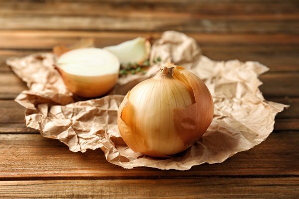 fresh raw onion on wooden background - Филе сёмги в соусе из сладкого перца