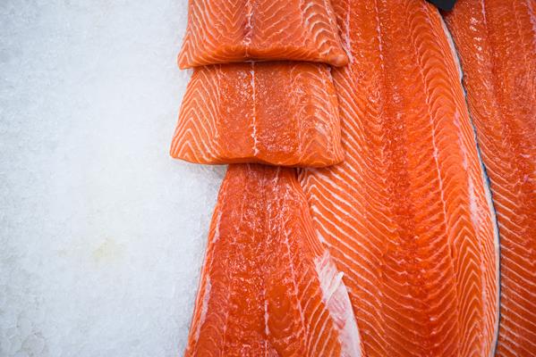 fresh salmon fillet on ice - Рыба в томате с овощами (школьное питание)