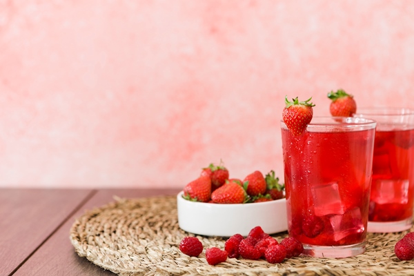 front view of strawberry cocktails and fruits - Клубничный компот (школьное питание)