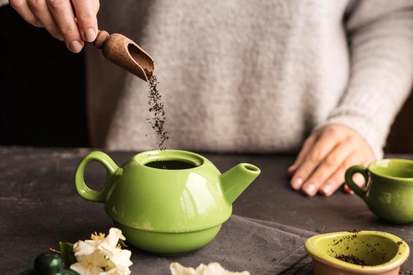 front view of woman preparing tea concept - Чай с сахаром (школьное питание)