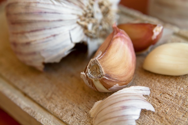 garlic clove and bulb - Паровое суфле из пикши